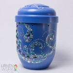 Bio Urne mit Wellen Strasssein Design in Klarglar blau und weiss