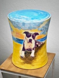 Beispiel- Keramikurne mit original Hund, eingebettet in eine Strand Szene am Meer