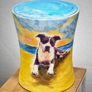 Beispiel- Keramikurne mit original Hund, eingebettet in eine Strand Szene am Meer